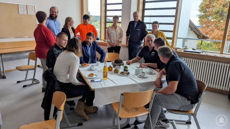 Im „Schulcafé“ hatten die Teilnehmer des Tags der Berufe an der Realschule Grafenau nach ihren Vorträgen die Möglichkeit, sich in lockerer Runde untereinander auszutauschen (stehend hi. re.: Organisatorin Alexandra Beer, sitzend Mitte: Schulleiter Ferdinand Klingelhöfer).