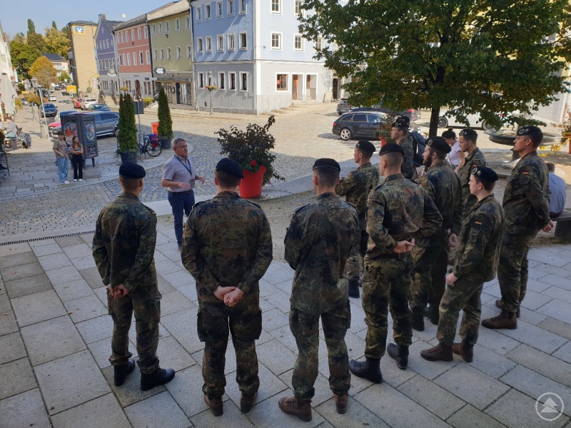 Bei der Willkommensführung standen nicht nur Sehenswürdigkeiten auf der Tagesordnung, sondern auch Einrichtungen des täglichen Lebens wie Kino und Apotheke.