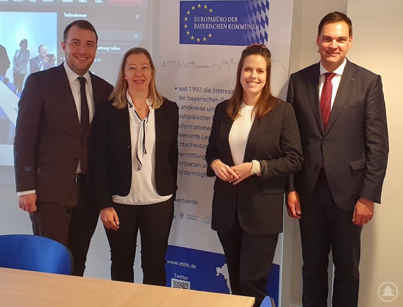 Die Bürogemeinschaft der Europabüros der baden-württembergischen, sächsischen und bayerischen Kommunen organisierte verschiedene Termine, bei denen Vertreter der kommunalen Spitzenverbände aus den drei Bundesländern kommunale Interessen und Sichtweisen einbringen konnten. Von links nach rechts: Nicolas Lux, Leiter Europabüro der bayerischen Kommunen in Brüssel, Sabine Ahlers-Reimann, Bayerischer Landkreistag, Abteilungsleiterin Asyl, Integration, Europa, Marilena Leupold, Stellvertretende Leitern Europabüro der bayerischen Kommunen in Brüssel, Dritter Vizepräsident des Bayerischen Landkreistages und Landrat Sebastian Gruber.