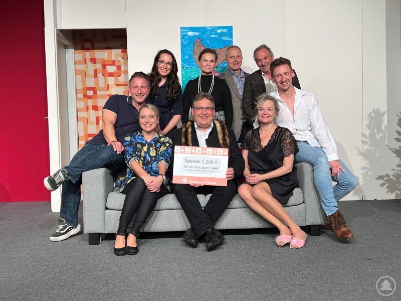 Caritasvorstand Konrad Niederländer (Mitte) freut sich über 1.200 Euro des Dreiflüssetheaters Passau mit Theaterchef Andreas Brunner (links).