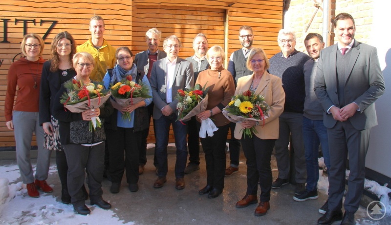 Zusammen mit der stellvertretenden Personalratsvorsitzenden Renate Paus (2. Von links) und den zustän-digen Abteilungs- und Sachgebietsleitern konnte Landrat Sebastian Gruber (rechts) Mitarbeiterinnen und Mitarbeiter des Landratsamtes für ihre langjährigen Dienstzeiten ehren, oder sie teilweise nach Jahrzenten in Diensten des Landratsamtes in den Ruhestand verabschieden. Mit dabei (von links) Sabrina Schott, Ingrid Blöchinger, Dominik Rager, Irmgard Wagner, Heinrich Höcherl, Ludwig Brunner, Karl Matschiner, Marina Reitmaier-Ranzinger, Herbert Pilger, Annemarie Wilhelm, Reinhard Tolksdorf und Siegfried Wilhelm.