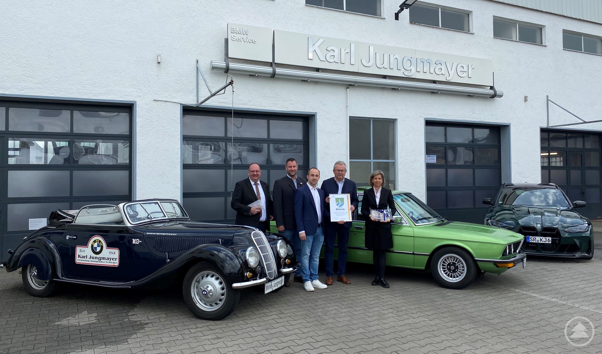 Die dritte Firmengeneration mit Autos aus drei Jahrzehnten: Geiselhörings Bürgermeister Herbert Lichtinger, Wirtschaftsreferent Martin Köck, Karl Jungmayer, Landrat Josef Laumer und Gudrun Jungmayer (von links) beim Gratulationsbesuch.