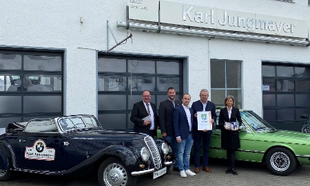 Landrat Josef Laumer gratuliert Karl Jungmayer GmbH zum 75-jährigen Firmenjubiläum