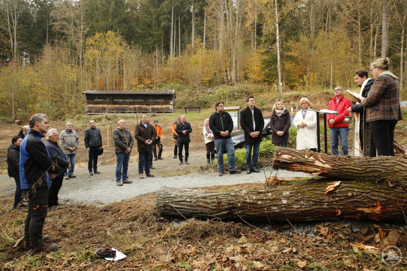 Zur feierlichen Segnung einer Waldbaumaßnahme traf sich eine große Zahl an Beteiligten. Nun ist wieder Ruhe in Glotzing. Aber Wanderern hat das Arboretum am Wegesrand samt erklärender Hinweise viel zu erzählen zu einem neuen Waldleitbild an historischer Stelle.