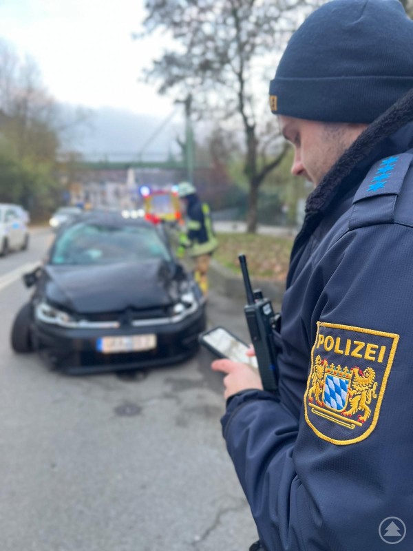 Ein Beamter der Polizei Passau bei der Unfallaufnahme.