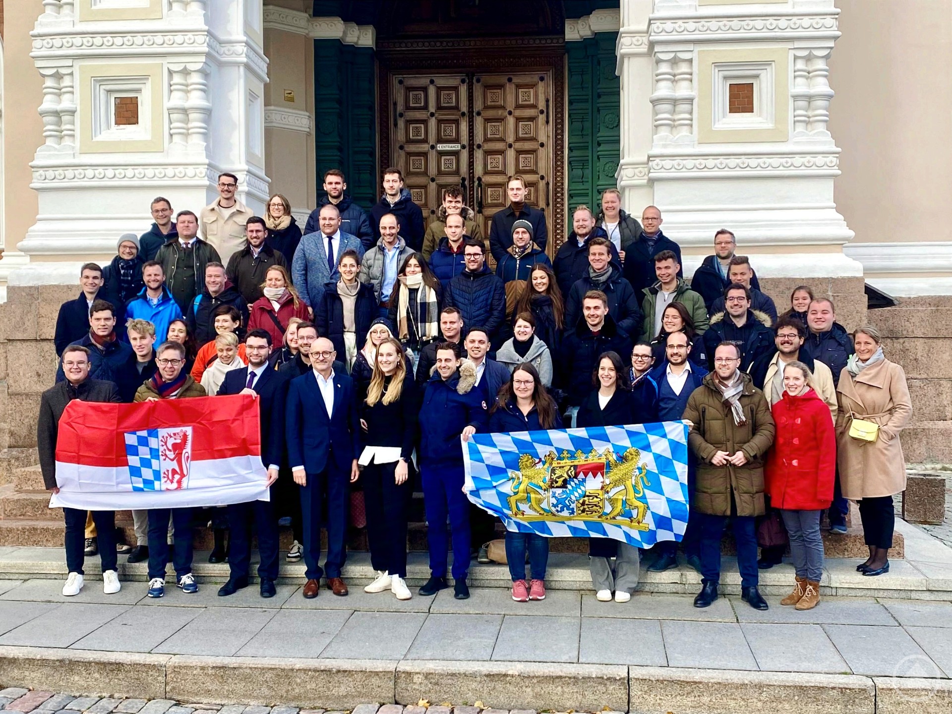 Mit bayerischer und niederbayerischer Fahne stellte sich die 60-köpfige Delegation der Jungen Union Niederbayern vor der Alexander-Newski-Kathedrale auf dem Tallinner Domberg zum Gruppenfoto Botschaftsrat Mario Sauder auf. Aus dem Kreisverband Freyung-Grafenau waren Sebastian Graup, Johannes Kainz, Dr.-Ing. Sebastian Weber und Christoph Weishäupl nach Estland gereist.