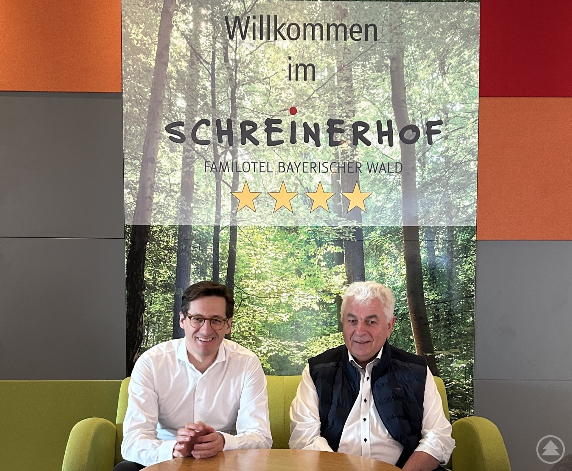 Vom Bauernhof zum Vorzeigehotel: MdL Dr. Stefan Ebner tauschte sich mit Günter Schon, Seniorchef des Hotels „Schreinerhof“ in Schönberg aus und lobte ihn als Imageträger für die Region.