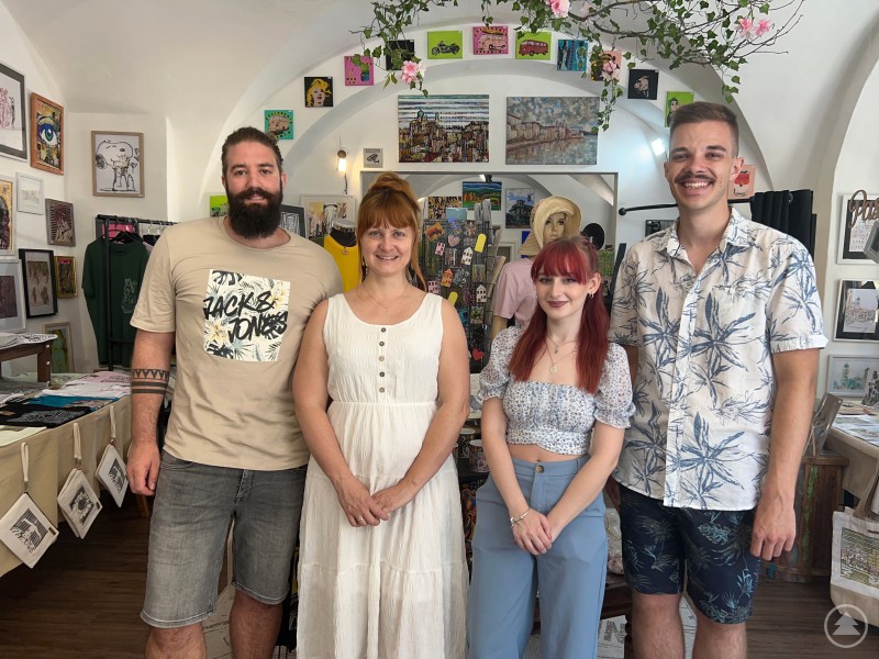 Die beiden Absolventen Nicole Wallner und Leon Preishuber (rechts) präsentieren gemeinsam mit Nadine und Johannes Nathanael Straßer (links) ihre exklusive Schmuckkollektion, inspiriert von den Werken des Passauer Künstlerpaars. Vier Personen stehen lächelnd nebeneinander in einem dekorierten Raum und posieren für ein Gruppenfoto.