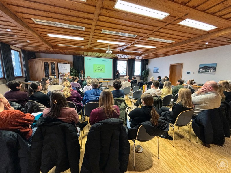 Eine Gruppe von mehr als 40 Personen sitzt in Reihen und hört einem Vortrag im Bürgerhaus Waldkirchen zu. Auf der Leinwand ist eine Präsentationsfolie mit dem Hinweis Noch Fragen? zu sehen.