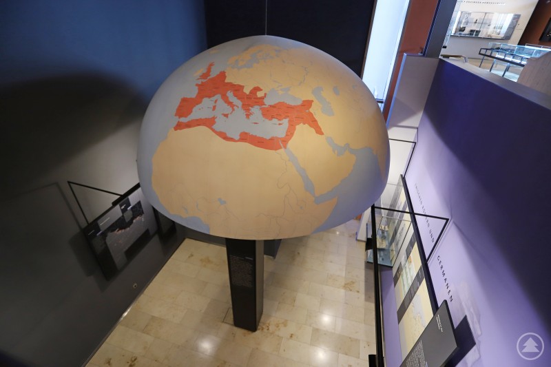 Spannende Exponate und Modelle machen Geschichte im Museum Quintana lebendig. Blick auf ein rundes Ausstellungsobjekt oder Modell, das von oben fotografiert wurde und Teil einer archäologischen Präsentation ist.