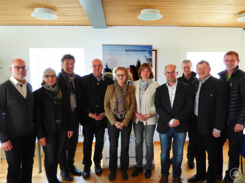 v.l.n.r. Bernhard Hain (Tourismusreferent FRG), Susanne Wagner (Tourismusreferentin REG, Günter Reimann (Tourismusverband Ostbayern), Hans-Joachim Stieglmeier (Nationalpark-Partner), Monika Dombrowsky (FNBW), Elke Ohland (Nationalpark Bayerischer Wald), Robert Kürzinger (FNBW), Thomas Liebl (Arber Bergbahn), Heinrich Schmidt (Naturpark), Christian Kremer (Erlebnis Akademie)