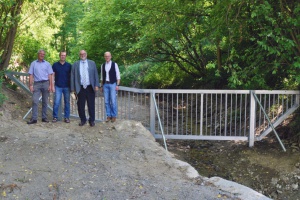 Geschiebe-Vorsperre im offenen Bachlauf des Maxenbaches eingebaut