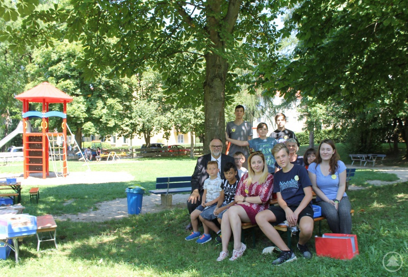 Oberbürgermeister Jürgen Dupper (links außen)und SJR-Geschäftsführerin Maria Höltl gemeinsam mit Betreuern und Kindern