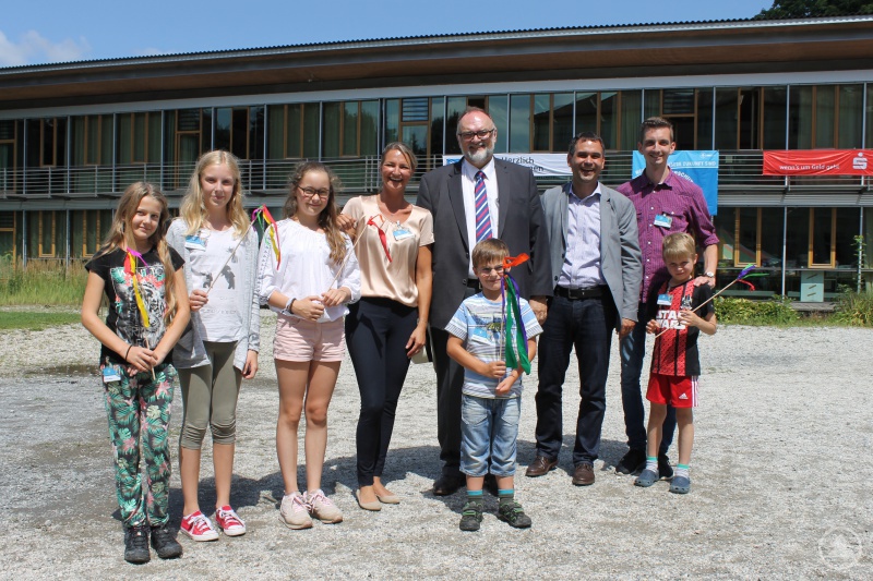 v.l.: Julia Stern – Vorsitzende Kinderschutzbund Passau, Oberbürgermeister Jürgen Dupper, stv. Landrat Raimund Kneidinger sowie Josef Wetzl – Pädagogischer Leiter Projekt „Ferien im Schloss“ mit Kindern der Ferienbetreuung