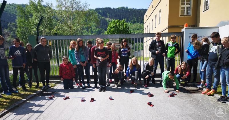 Welches solarbetriebene Auto macht in Jochenstein das Rennen?