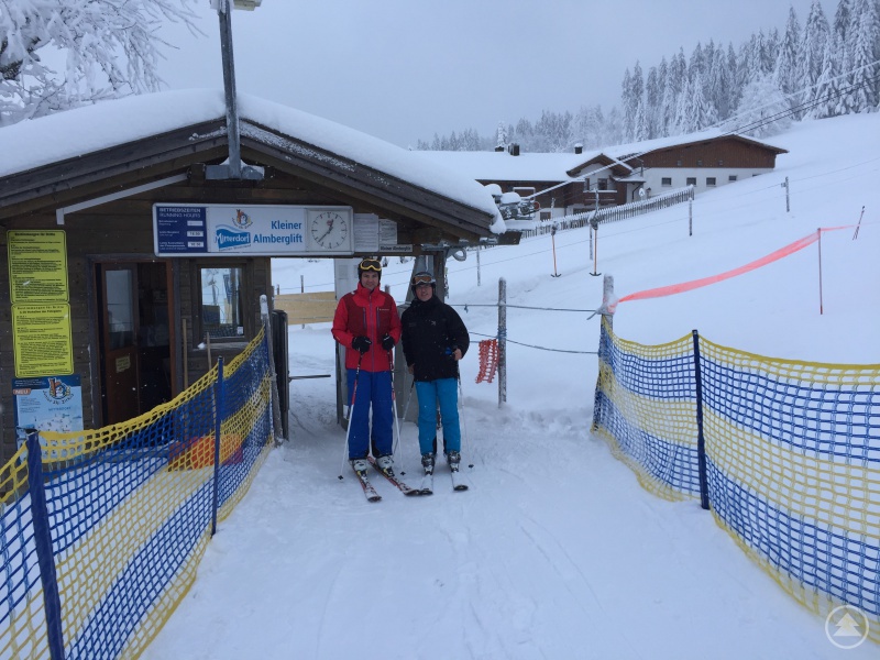 Landrat Sebastian Gruber und ZV Wintersportzentrum-GF Bernhard Hain bei der ersten Testfahrt im Skizentrum Mitterdorf.