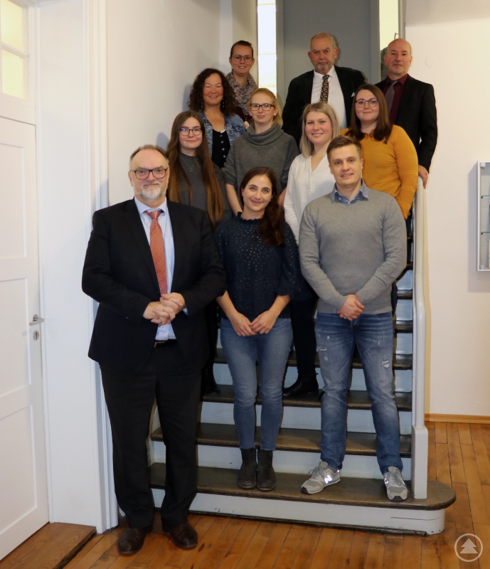 1. Reihe v. l. Oberbürgermeister Jürgen Dupper, Ramona Aschbauer und Patrick Glück 2. Reihe v. l.: Johanna Schleich und Verena Scharm 3. Reihe v. l.: Claudia Kriegl, Christina Moser und Jugend- und Auszubildendenvertretung Lisa-Maria Zels 4. Reihe v. l.: Ausbildungsleiterin Claudia Hepp, Personalreferent Walter Simader, Bereichsleiter für Personal und Liegenschaften Herbert Zillinger,