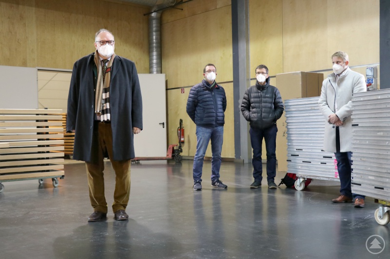 Das Corona-Impfzentrum der Stadt Passau in der X-Point-Halle ist ab 15. Dezember einsatzbereit. Dafür sorgen Oberbürgermeister Jürgen Dupper (von links), Verwaltungsleiter Erik Linseisen, Ärztlicher Direktor Dr. Achim Spechter und Martin Biebl, Geschäftsführer der IMS Rettungsdienst GmbH.
