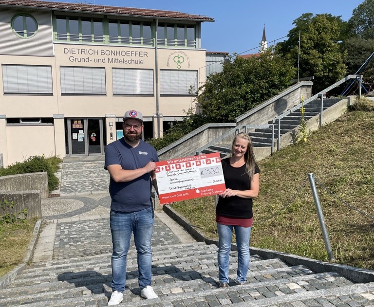 v. l. Markus Roth mit Michaela Schober des Elternbeirates der Dietrich-Bonhoeffer-Grund- und Mittelschule