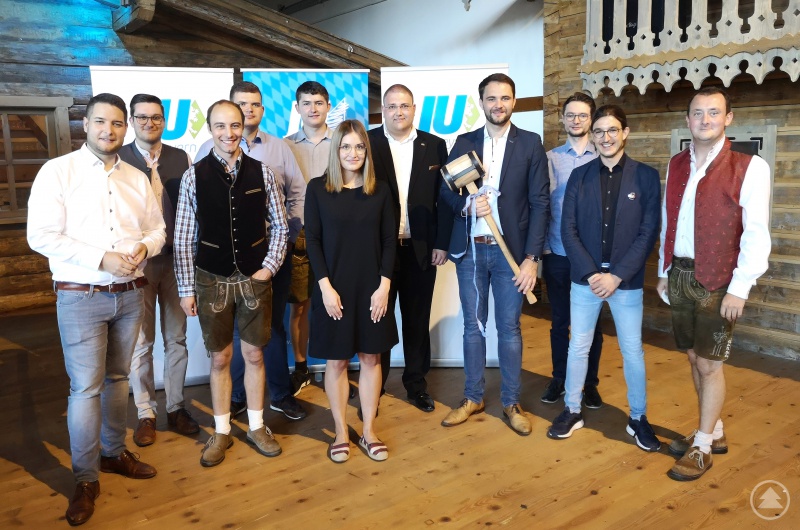 Der scheidende JU-Bezirksvorsitzende Benjamin Taitsch (1. v. links) übergab den