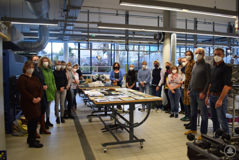 Teilnehmer:innen des Lehrerworkshops vor ihren Werkst&uuml;cken zusammen mit Projektkoordinatorin der ARBERLAND REGio GmbH (vorne links), Iris Haschek, stellv. Schulleitung der Glasfachschule (2 v. links), Glask&uuml;nstlerin Barbara Zehner (11 v. rechts / Mitte), Schulleiter Gunther Fruth (6 v. rechts) und Fachlehrer Hr. Reitberger (vorne rechts).