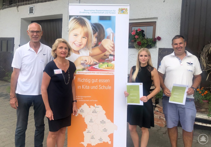 Das Essensgremium des Naturkinderhauses am Klinikum Passau, bestehend aus Alois Kriegl (von links) vom Jugendamt der Stadt Passau, Coach Jutta Semmler vom AELF Abendsberg-Landshut, der Verpflegungsbeauftragten des Naturkinderhauses am Klinikum Franziska Weinmayr und dem Leitenden Ernährungsberater des Klinikums Passau Matthias Steininger, freut sich bei der Abschlussveranstaltung über die erzielten Erfolge und die damit verbundenen Urkunden.
