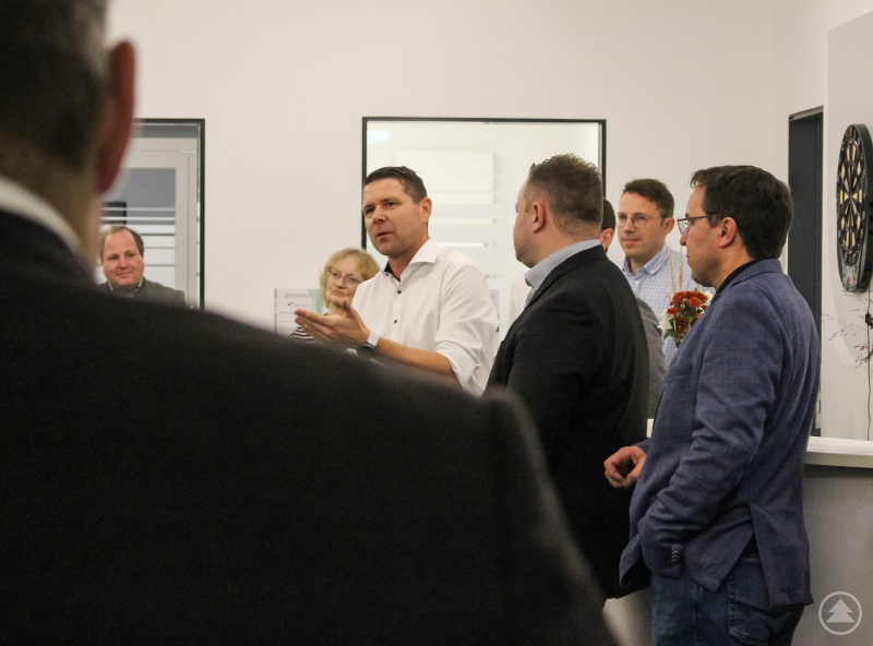 Jürgen Greipl, selbst Geschäftsführer der Firma Dittrich & Greipl GmbH und auch Gründer der Technagon GmbH führt die interessierten Besucher durch die Unternehmen in Haus i. Wald/Grafenau.