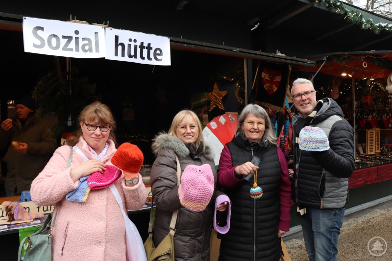 Heidi Huber und Tanja Reischl von „handwerk“ mit Beate Heindl und Mario Götz von der Caritas.