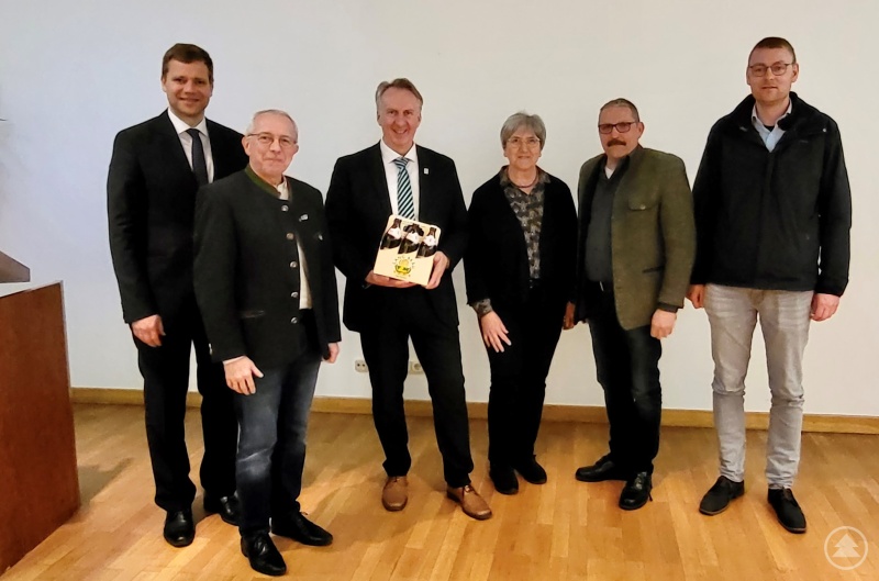 Bedanken sich bei Rentenexperten Helmut Plenk (3. v. li.) für die Informationen und Tipps zum Thema