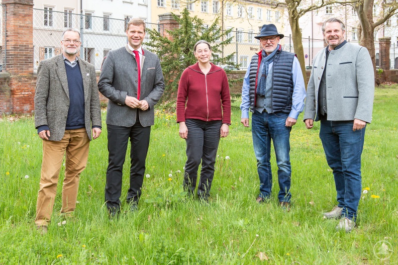 (v. l.) Stefan Radlmaier, Regierung von Niederbayern/Höhere Naturschutzbehörde, Bezirkstagspräsident Dr. Olaf Heinrich, Margot Shimokawa, Regierung von Niederbayern/Höhere Naturschutzbehörde, Christian Beckmann, Leiter der Landmaschinenschule am Agrarbildungszentrum Landshut-Schönbrunn, und Helmut Naneder, stv. Geschäftsführer des Landschaftspflegeverbandes Landshut e. V.