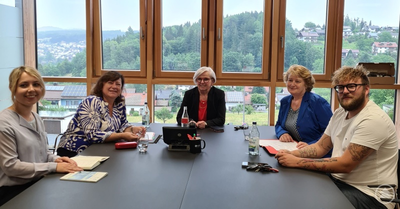PStn Kofler zu Besuch im Landratsamt Regen v.l.n.r.: Gudrun Reckerziegel, Koordinatorin Kommunale Entwicklungspolitik im Landkreis Regen, Dr. Bärbel Kofler MdB und Parlamentarische Staatssekretärin bei der Bundesministerin für wirtschaftliche Zusammenarbeit und Entwicklung, Landrätin Rita Röhrl, Rita Hagl-Kehl MdB, Josef Süß, Stadtrat Waldkirchen und Landtagskandidat im Stimmkreis Regen/FRG.
