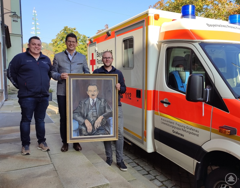 Die Rückkehr eines Gemäldes war Anlass, an eine Person zu erinnern, die mit Engagement und Haltung nachhaltig aufgefallen war. Marcel Derix (l.) und Michael Schröter brachten Dr. Josef Ammer zu Bürgermeister Martin Pichler so auch „ans Licht“ der Gegenwart.