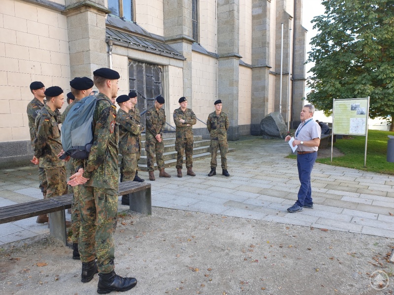 Gästeführer Herbert Schiller bei der Führung am Stadtplatz Freyung.