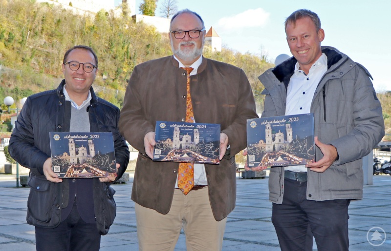 Rühren die Werbetrommel für die Adventskalender-Aktion: Stefan Aigner (von links), Präsident der Lions Hilfe Passau, Oberbürgermeister Jürgen Dupper und Dr. Stefan Mang, Präsident des Lions Clubs Passau.