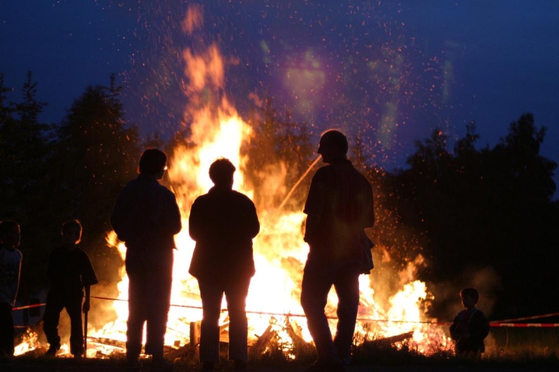 Flyer/Grafik zum Event: Sonnwendfeuer am Sa., 15.06.2024 von 19:00 bis 23:00 Uhr