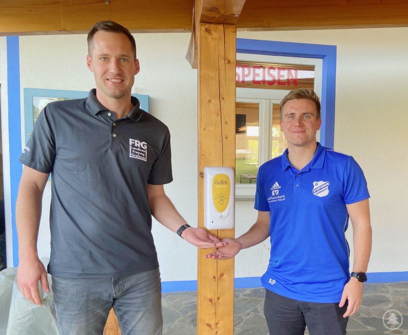 Auch auf dem Sportgelände des SV Röhrnbach gibt es bereits einen öffentlichen Sonnencremespender, sehr zur Freude des Geschäftsstellenleiters der GesundheitsregionPlus, Herrn René Kurtz (links), der den Spender an den Geschäftsführer des Vereins, Herrn Andreas Pangratz, übergeben durfte.