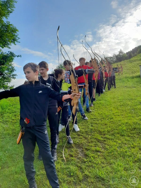 Beim Bogenschießen landete mancher Pfeil  auch mal neben dem Ziel auf der Wiese.