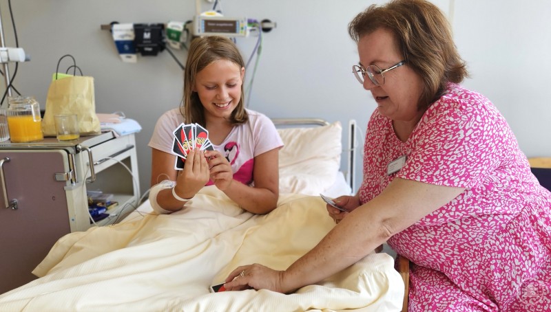 Angelika Schwarz schenkt kranken Kindern und Jugendlichen in der Kinderklinik Zeit und Ablenkung vom Krankenhausalltag – so auch der 10-jährigen Teresa aus Schöllnach, die wegen einer Blinddarm-Entzündung in die Kinderklinik musste.