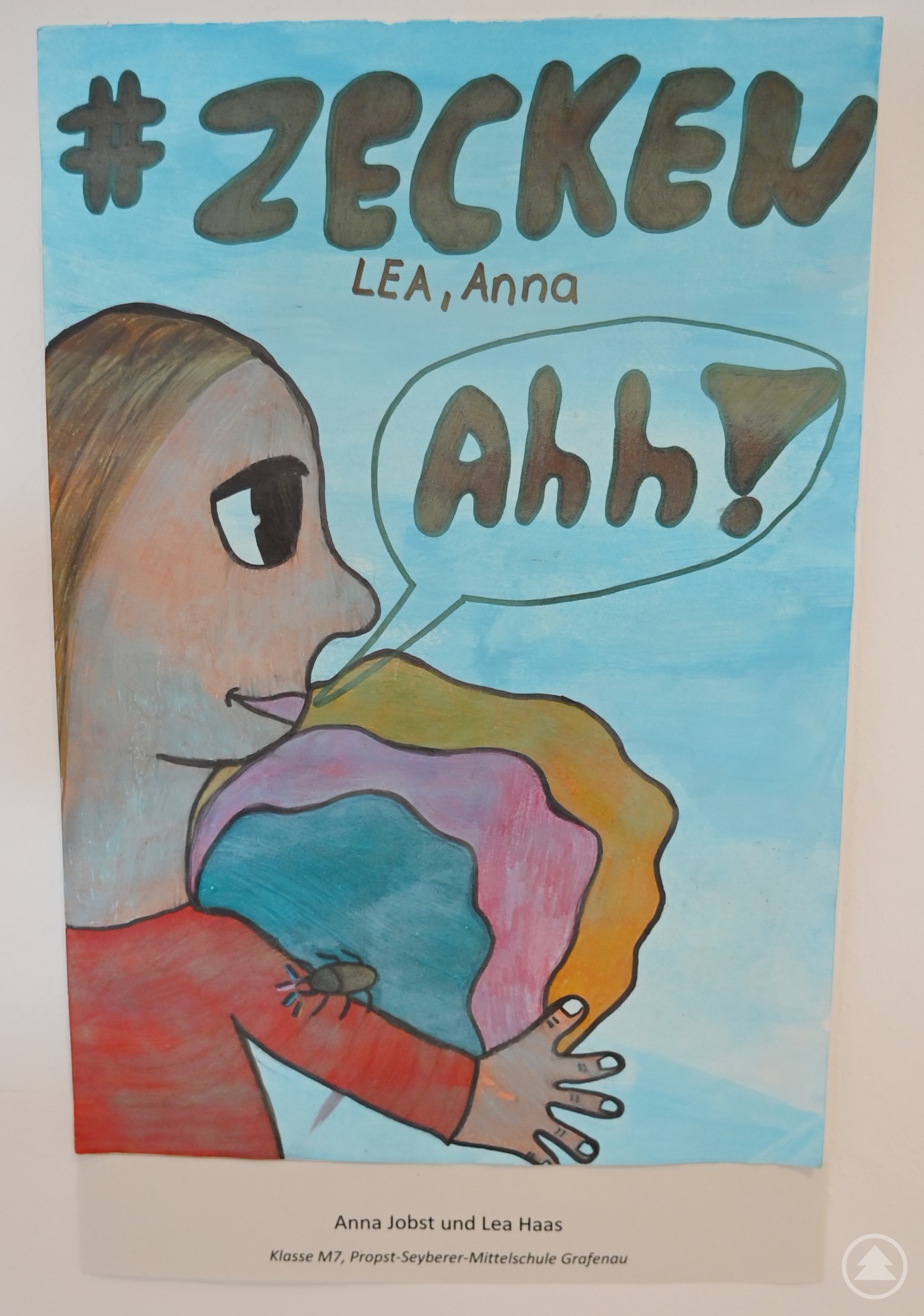 Ein Bild zum Thema Zecken, das derzeit im JAGD LAND FLUSS Museum in Schloss Wolfstein in Freyung zu sehen ist, reichten Anna Jobst und Lea Haas, Klasse M7, Propst-Seyberer-Mittelschule Grafenau, beim Malwettbewerb des Gesundheitsamtes ein. Die Bilder der Schülerinnen und Schüler zu den unterschiedlichen Gesundheitsthemen sind noch bis Sonntag, 29. September, im Blauen Raum (3. OG des Museums) ausgestellt.
