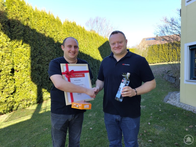Geschäftsführer Stefan Behringer (rechts) gratuliert dem Jubilar Andreas Bildl.