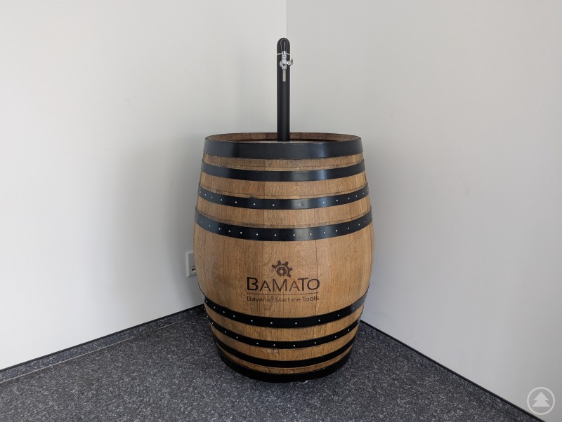 Power für Macher: Nach getaner Arbeit wird auch im Team entspannt - mit regionalen Schmankerln und ganz viel Herzblut Bayerisches Bierfass mit BAMATO - Bavarian Machine Tools Schriftzug