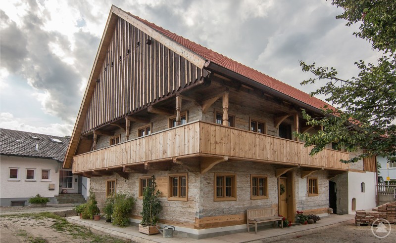 Selten erhaltenes Beispiel bäuerlicher Architektur im Landshuter Raum: die „Klingsölde“ in Altdorf, ausgezeichnet mit dem Staatspreis für Dorferneuerung und Baukultur 2025. Ein liebevoll saniertes, denkmalgeschütztes Bauernhaus mit markantem Frackdach und umlaufendem Holz-Balkon. Das zweigeschossige Gebäude zeigt traditionelle Bauweise mit Naturmaterialien und handwerklichen Details.