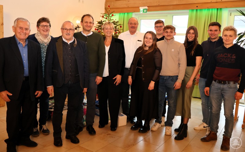 Horst Wipplinger (Präsident Landwirtschaftlicher Bezirksverein), Stefanie Reitberger (Frauenvorsitzende VlF), Helmut Ramesberger (Behördenleiter AELF Passau), Fabian Werner (Schulleiter LWS), Sieglinde Preuß (Semesterleiterin Hauswirtschaft), Josef Hofbauer (1. Vorsitzender Kinderkrebshilfe Rottal-Inn) mit den Semestersprechern der Landwirtschaftsschule aus den Abteilungen Land- und Hauswirtschaft. Gruppenfoto mit Studierenden, Lehrkräften und Ehrengästen der Haus- und Landwirtschaftsschule Passau bei der Weihnachtsfeier. Die Teilnehmenden stehen gemeinsam in einem festlich geschmückten Raum mit Weihnachtsbaum im Hintergrund.