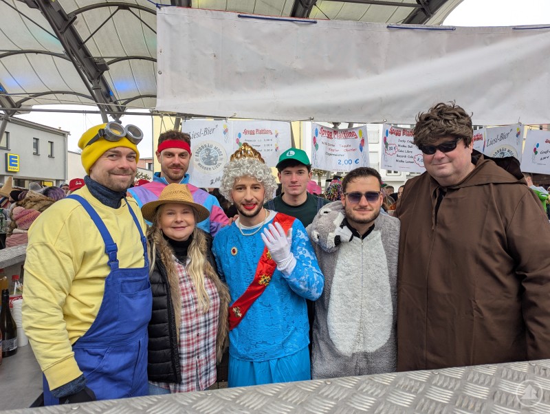 Ausschank beim Faschingsmarkt mit verkleideten Menschen