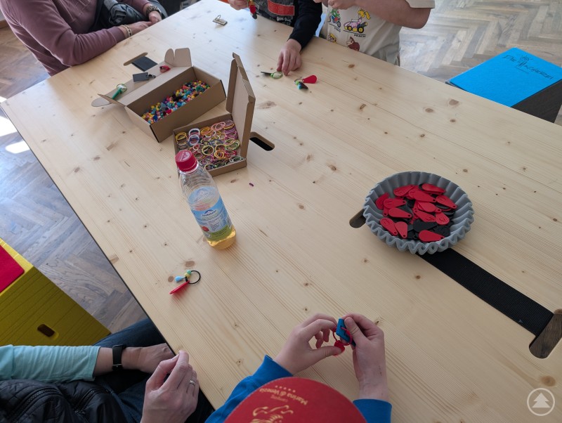 Bei der Eröffnung wurden fleißig Schlüsselanhänger gebastelt. Ein Tisch mit verschiedenen Einzelteilen aus denen Schlüsselanhänger gebastelt werden.