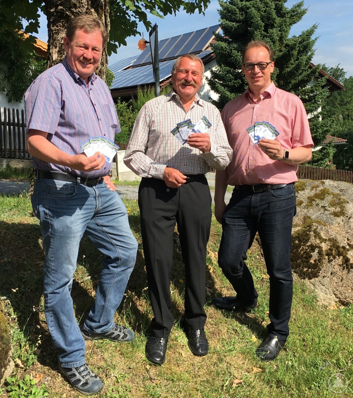 Die federführenden Handlungsfeld-Bürgermeister Martin Geier (Schöfweg) (li.) und Martin Behringer (Thurmansbang) (re.) mit dem Behindertenbeauftragten von Schöfweg und Ideengeber Reinhard Schiller (Mitte)