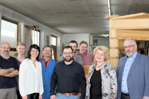 Rita Hagl-Kehl, MdB infomiert sich über die Bau- und Möbelschreinerei von Alois Wirket