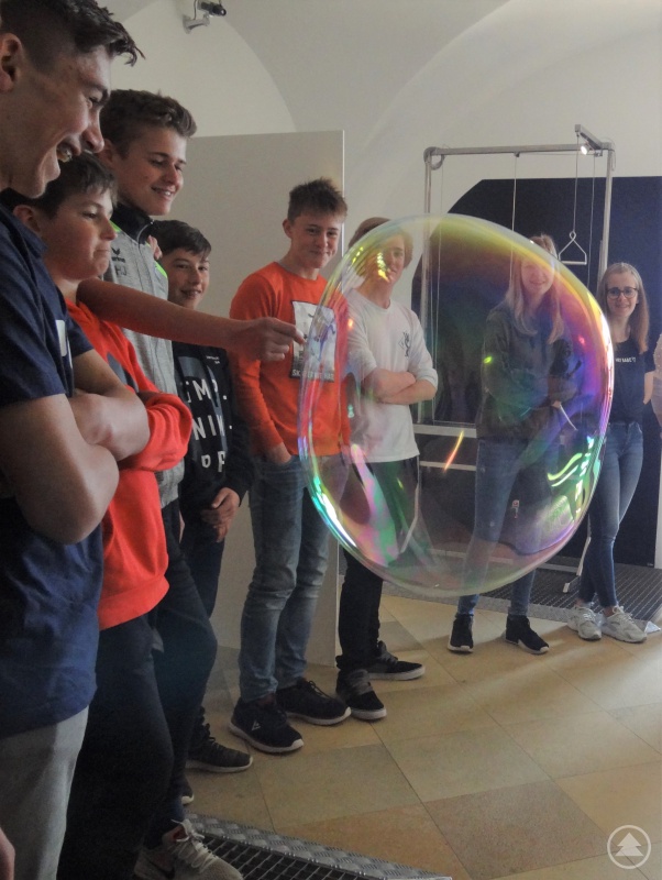 Da staunten die Achtklässler nicht schlecht, wie riesig Seifenblasen mit der richtigen Technik werden können!