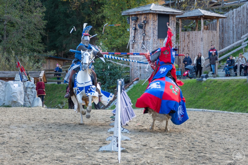 Spektakuläres Lanzenstechen präsentiert Ritter Tassilo im Kampf gegen den Schwarzen Ritter auf der Karl-May-Bühne