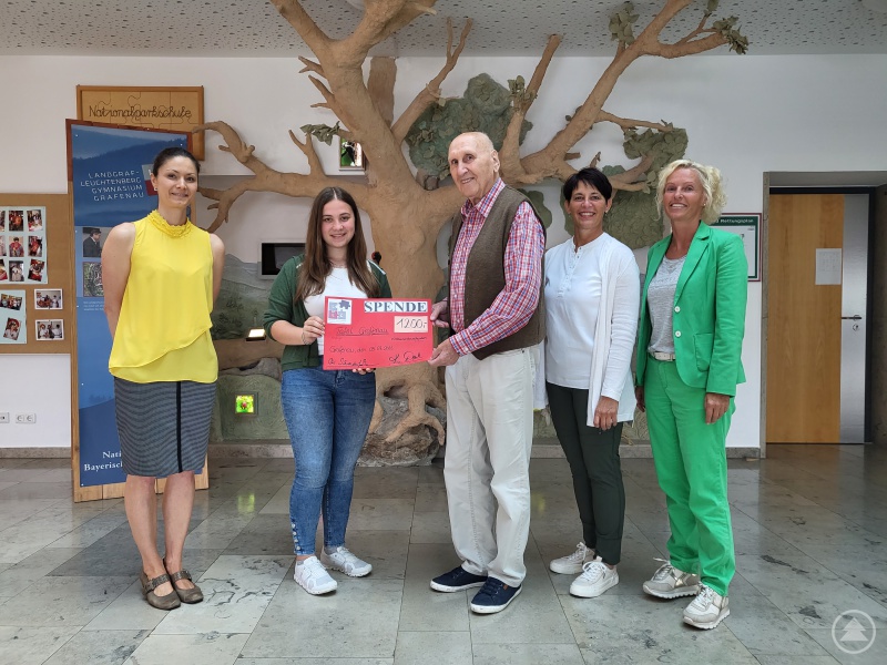 Michaela Sänger (Mittelstufenbetreuung), Katharina Denk (1. Schülersprecherin), Matthias Haslinger von der Grafenauer Tafel, Daniela Haas (Unterstufenbetreuung) und Martina Hain (stellvertretende Schulleiterin).